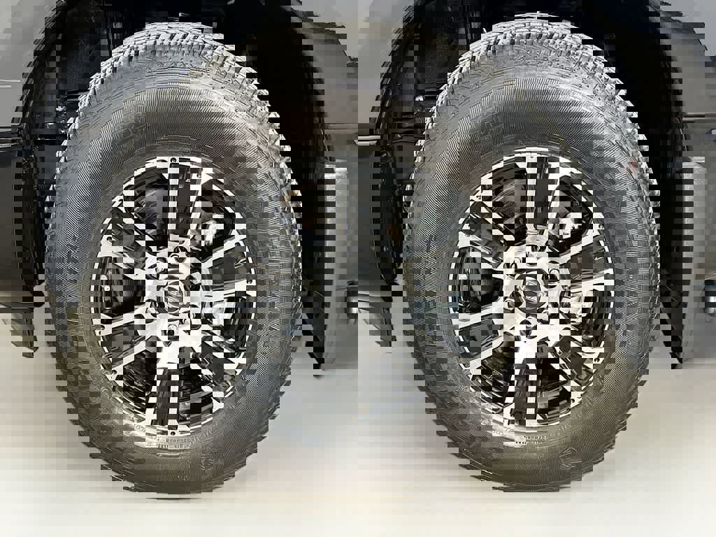 Used 2024 Nissan Titan SV w/ SV Convenience Package image 8