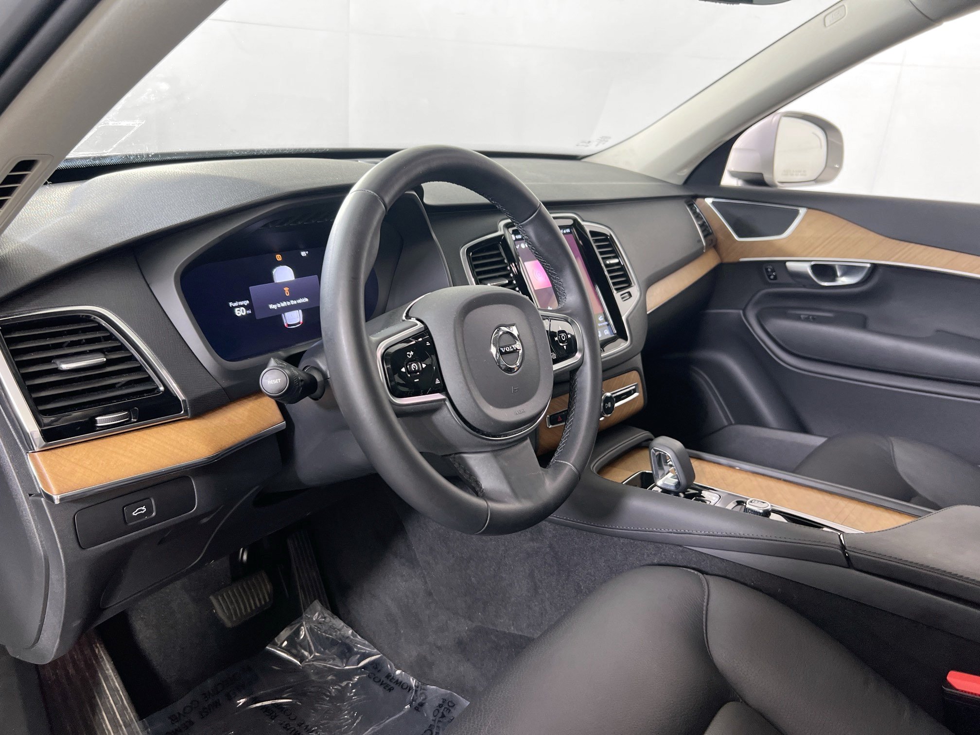 Used 2024 Volvo XC90 B5 Plus AWD/4WD image 9