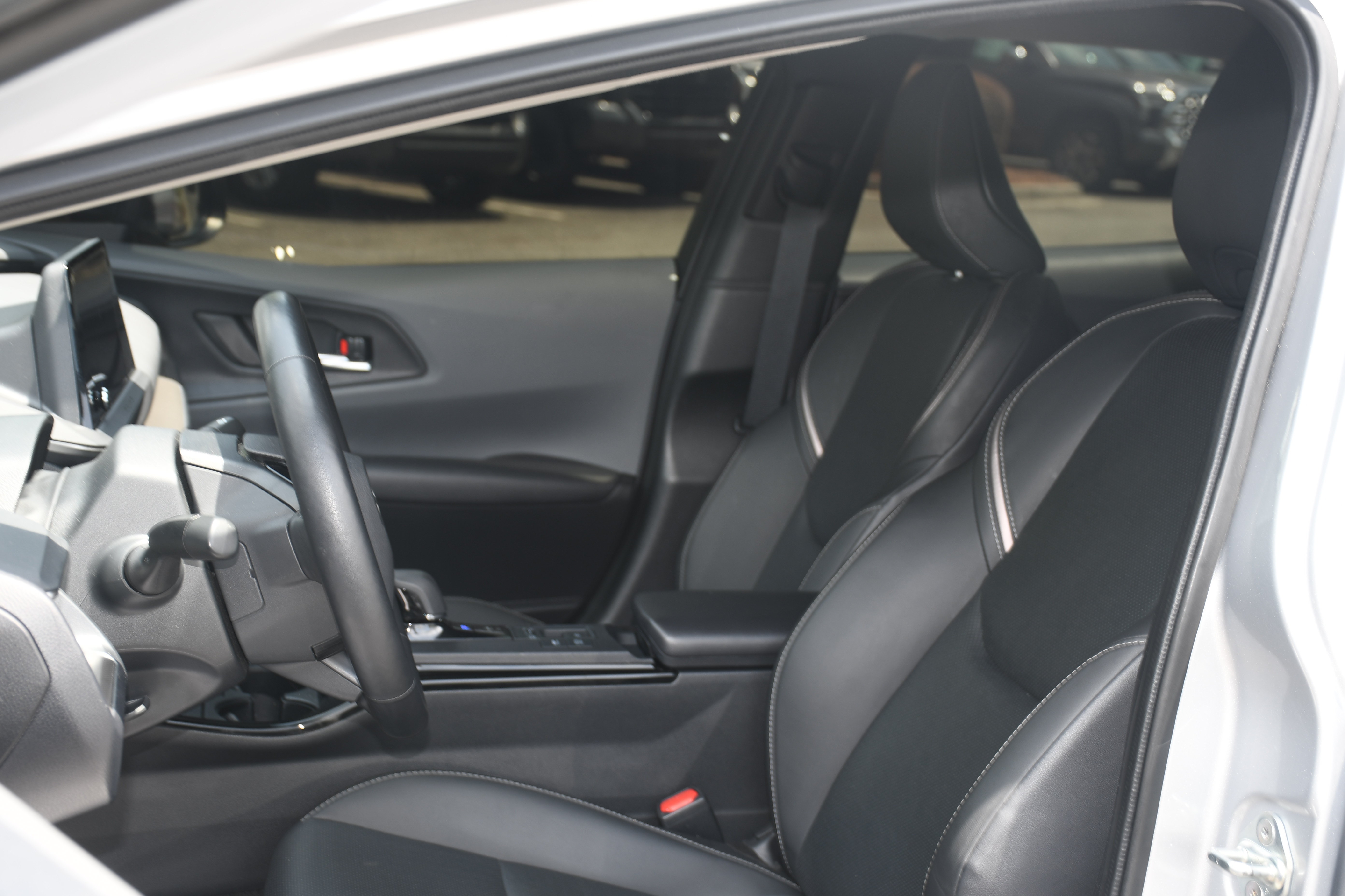 Used 2024 Toyota Prius XLE FWD image 11