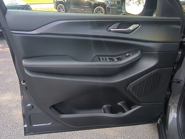 Certified 2025 Jeep Grand Cherokee Altitude AWD/4WD image 12