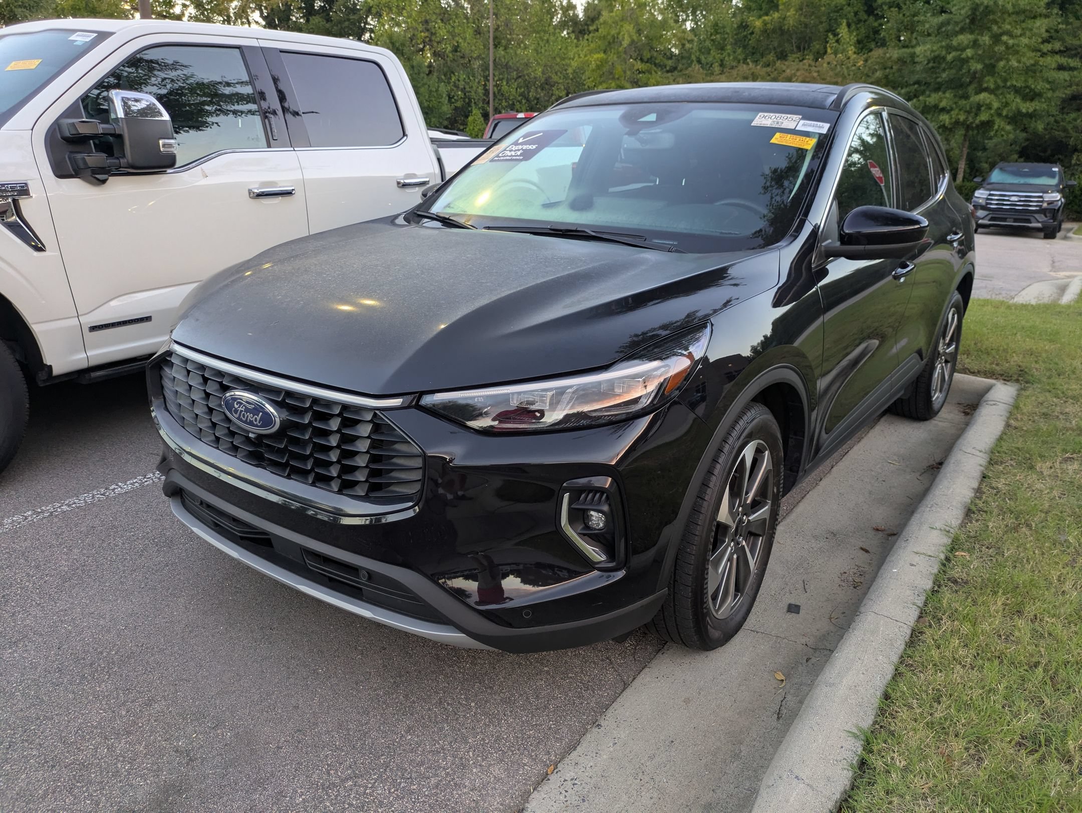 Used 2023 Ford Escape Platinum AWD/4WD image 3