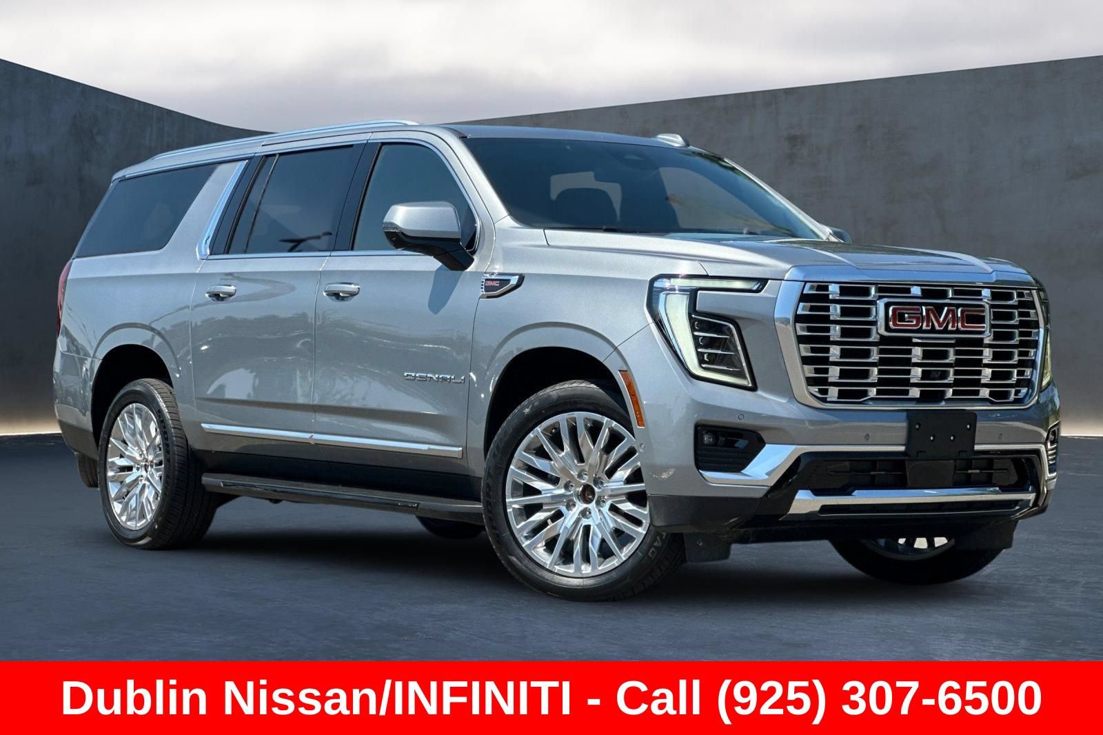 Used 2025 GMC Yukon XL Denali AWD/4WD image 2