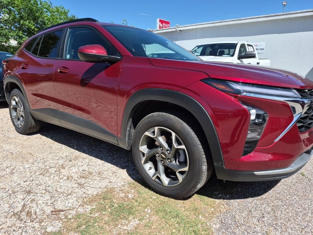 Used 2025 Chevrolet Trax LT w/ LT Convenience Package image 4