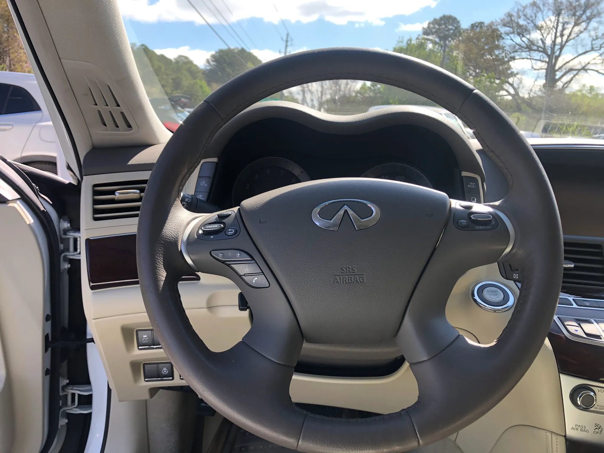 Used 2017 INFINITI Q70 L 3.7 image 16