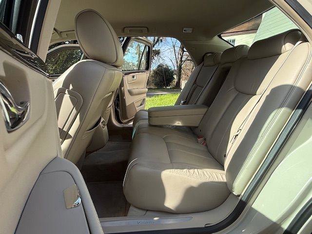 Used 2011 Cadillac DTS FWD image 27