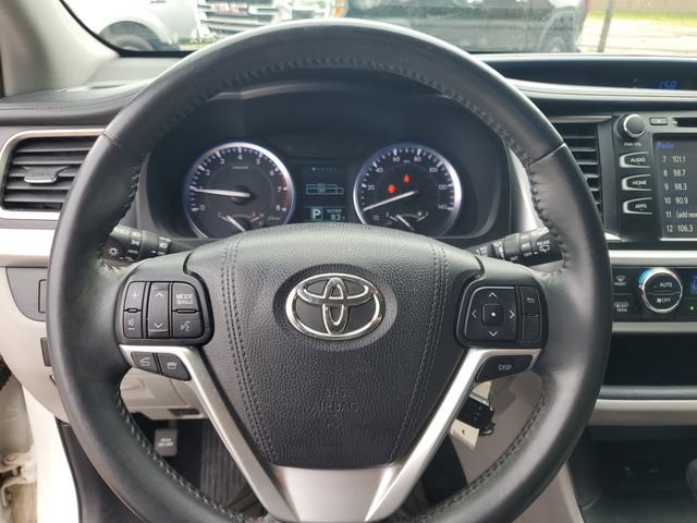 Used 2016 Toyota Highlander Plus FWD image 10