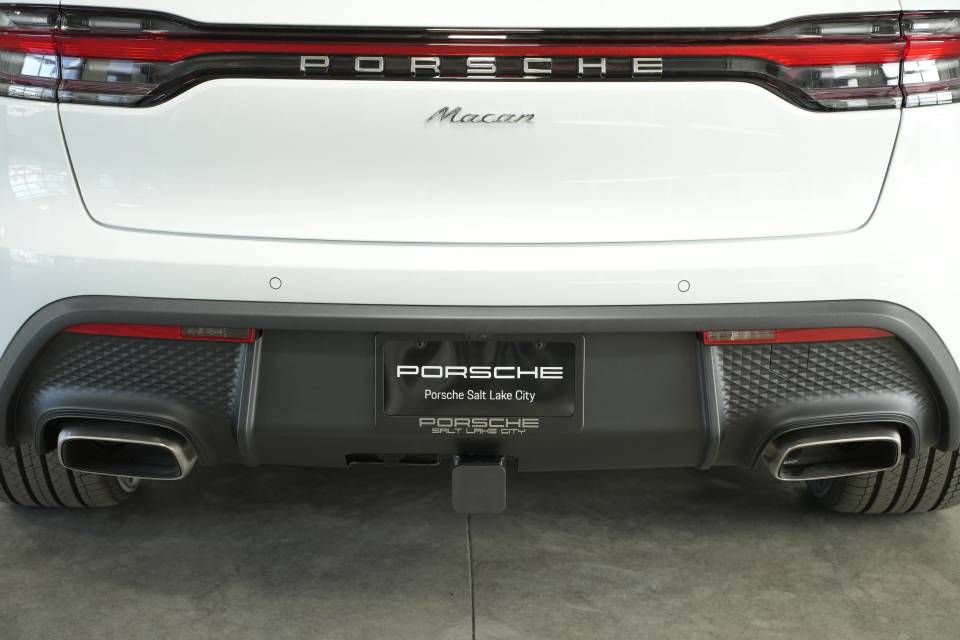 Certified 2025 Porsche Macan AWD/4WD image 39