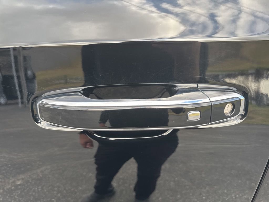 Used 2023 GMC Yukon SLT w/ SLT Luxury Package image 6