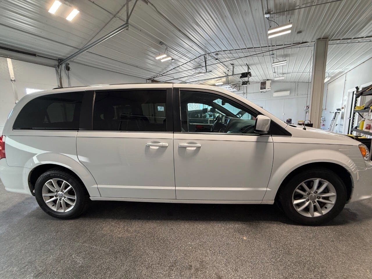 Used 2018 Dodge Grand Caravan SXT FWD image 4