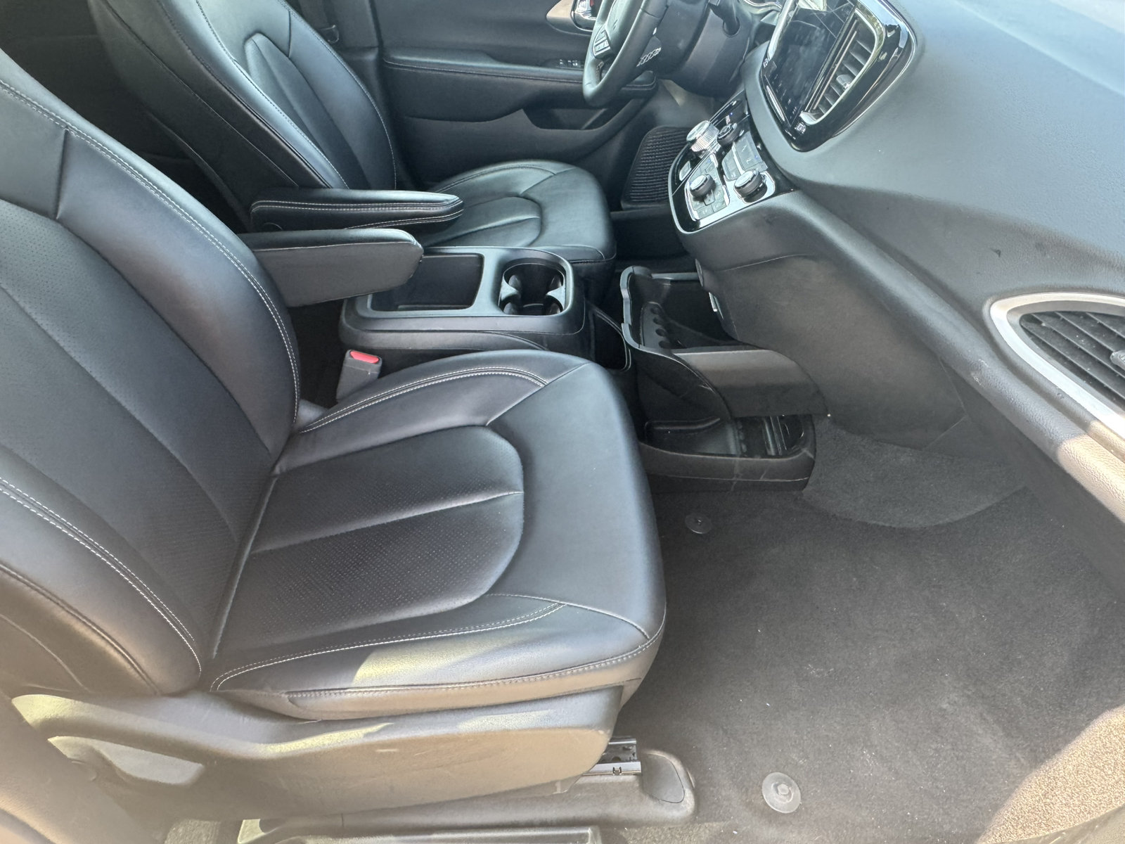 Used 2025 Chrysler Pacifica Select FWD image 15