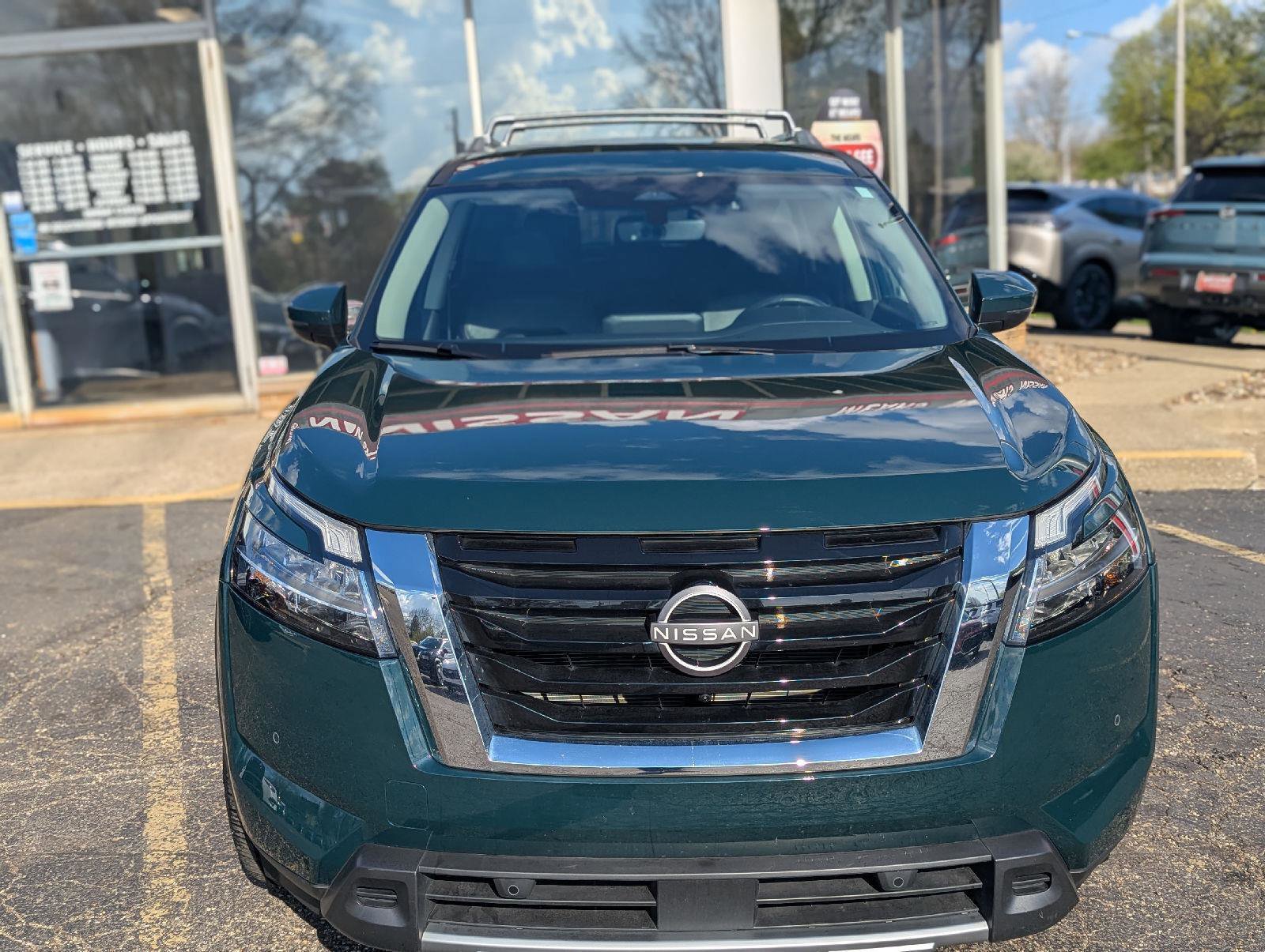 Used 2024 Nissan Pathfinder SL AWD/4WD image 4