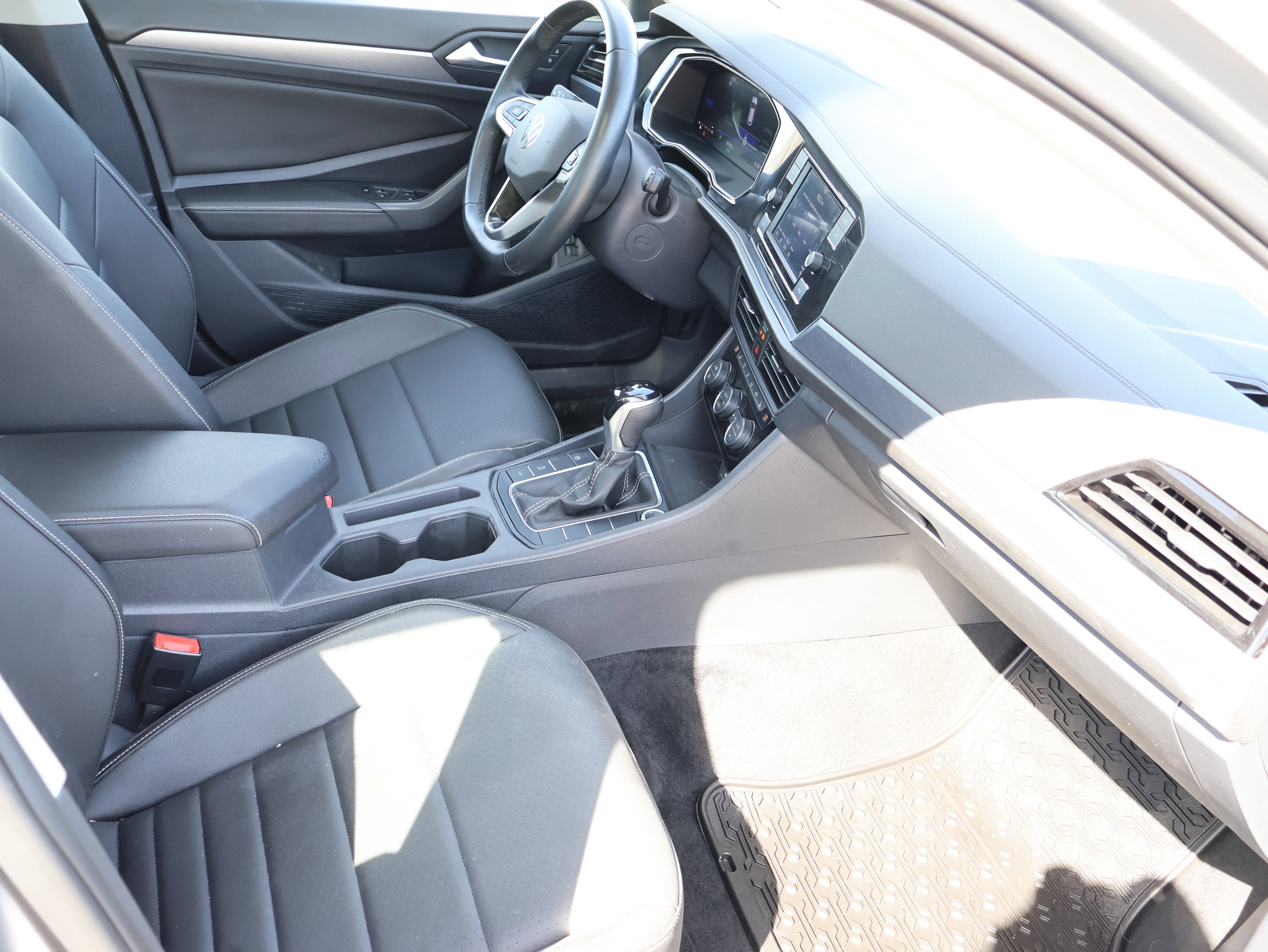 Used 2024 Volkswagen Jetta SE w/ Panoramic Sunroof Package image 11