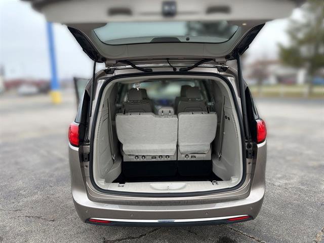 Used 2017 Chrysler Pacifica Limited w/ Advanced Safetytec Group image 42