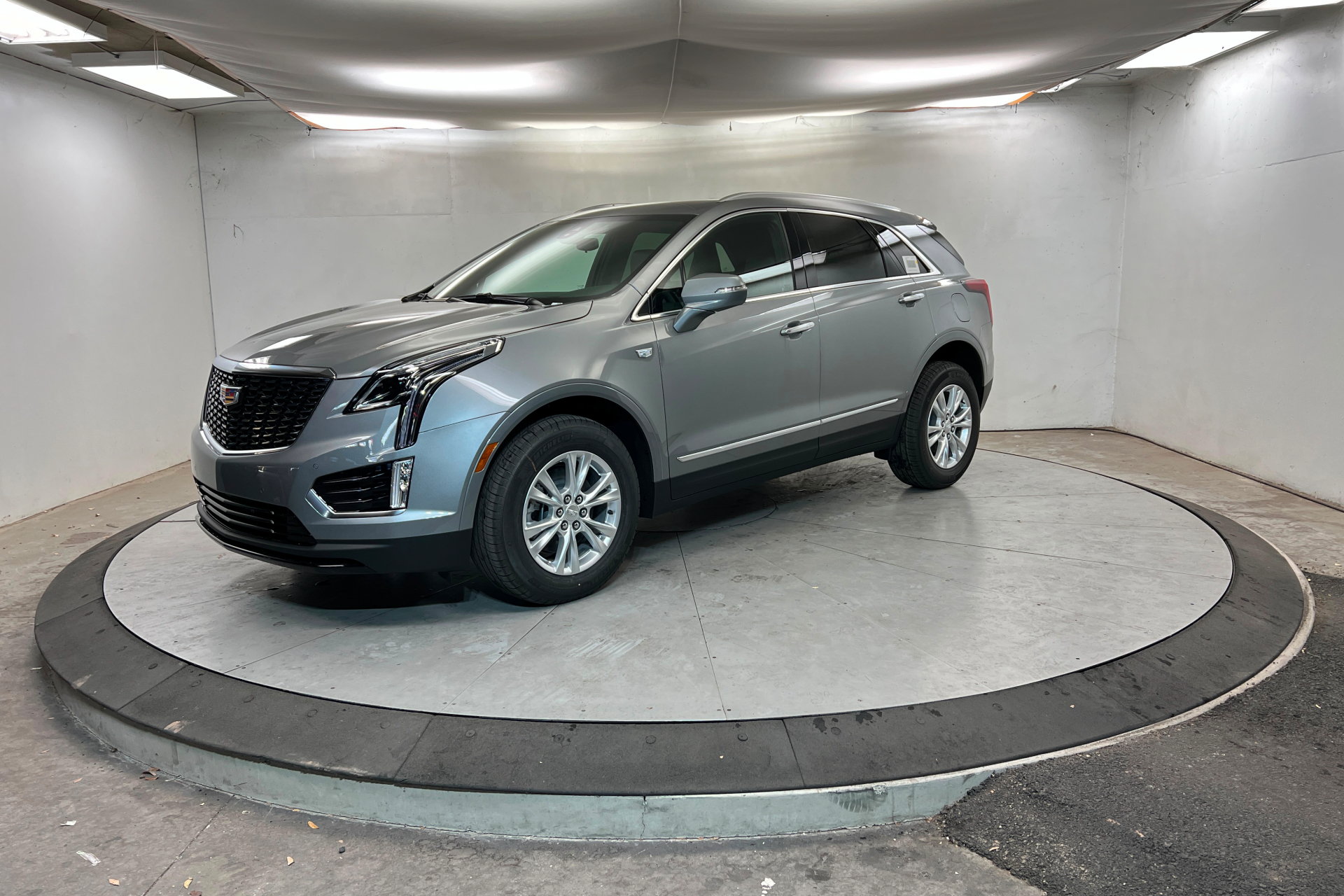 New 2026 Cadillac XT5 Luxury w/ LPO, Floor Liner Package AWD/4WD image 1