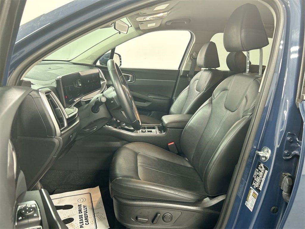 Certified 2025 Kia Sorento S image 9