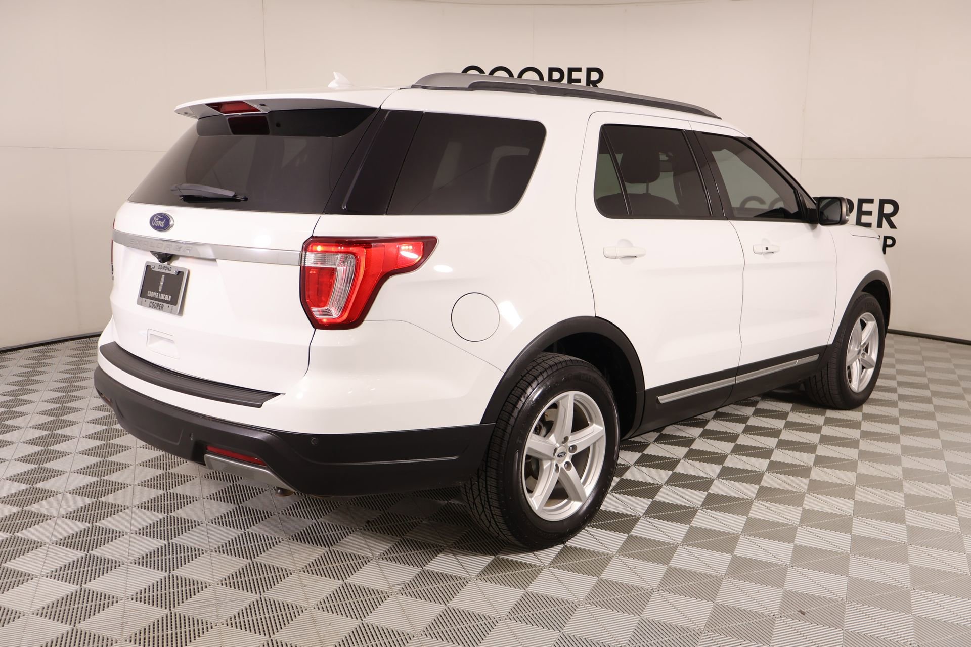 Used 2019 Ford Explorer XLT w/ Equipment Group 202A FWD image 21