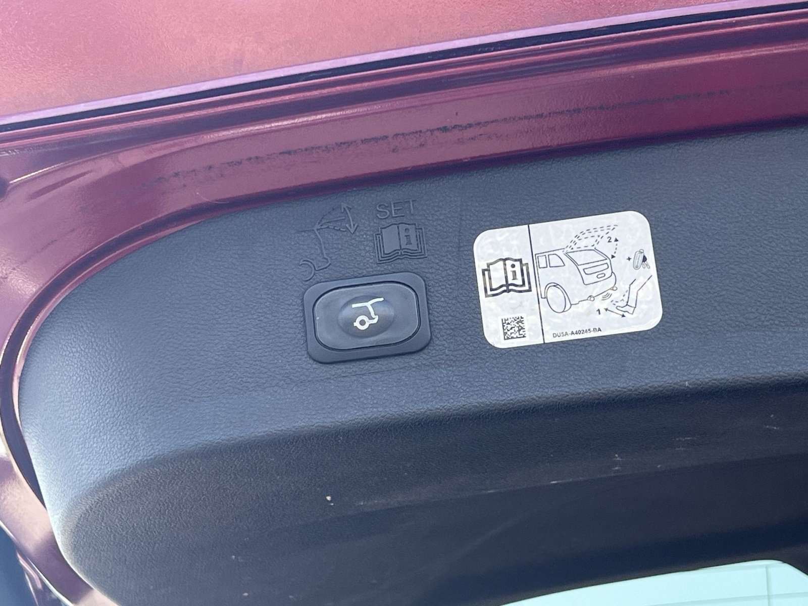 Used 2018 Ford Escape Titanium w/ Ford Safe & Smart Package AWD/4WD image 25