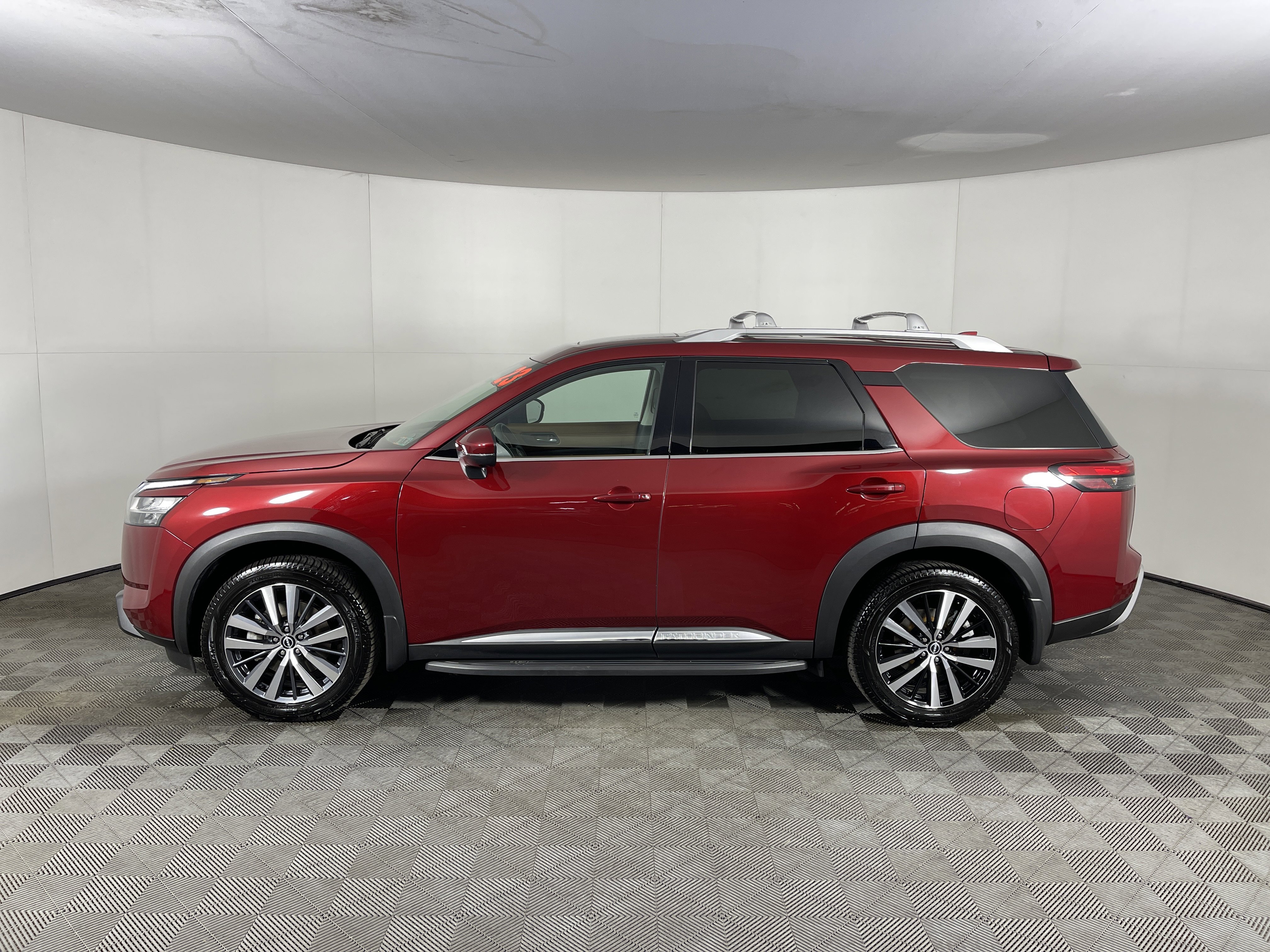 Used 2023 Nissan Pathfinder Platinum w/ Cargo Package image 3