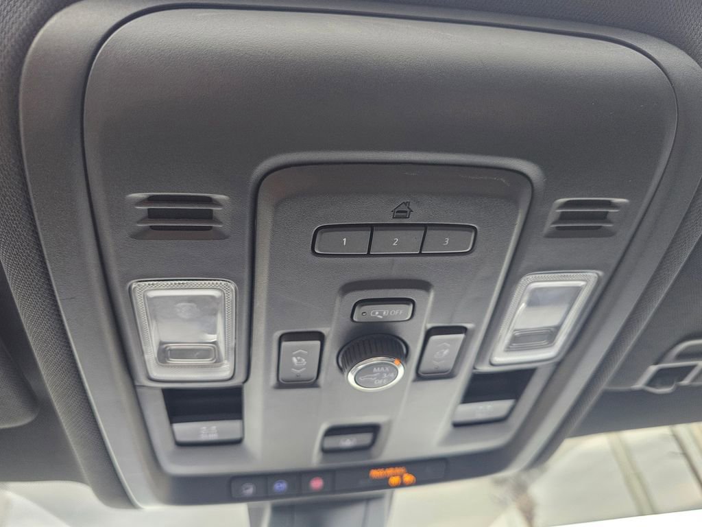 Used 2021 Chevrolet Suburban Premier w/ Premium Package image 31