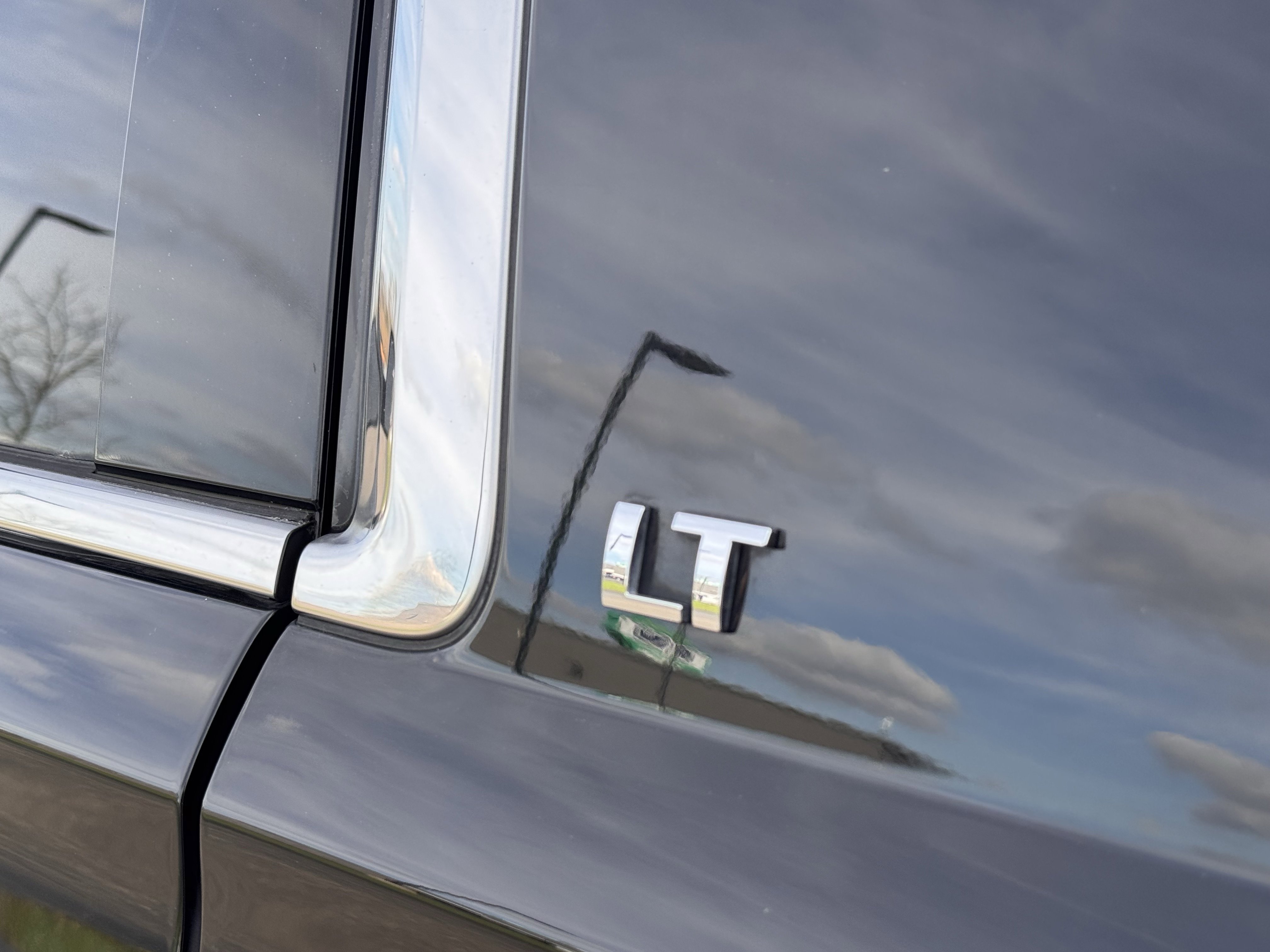 Used 2017 Chevrolet Suburban LT image 6