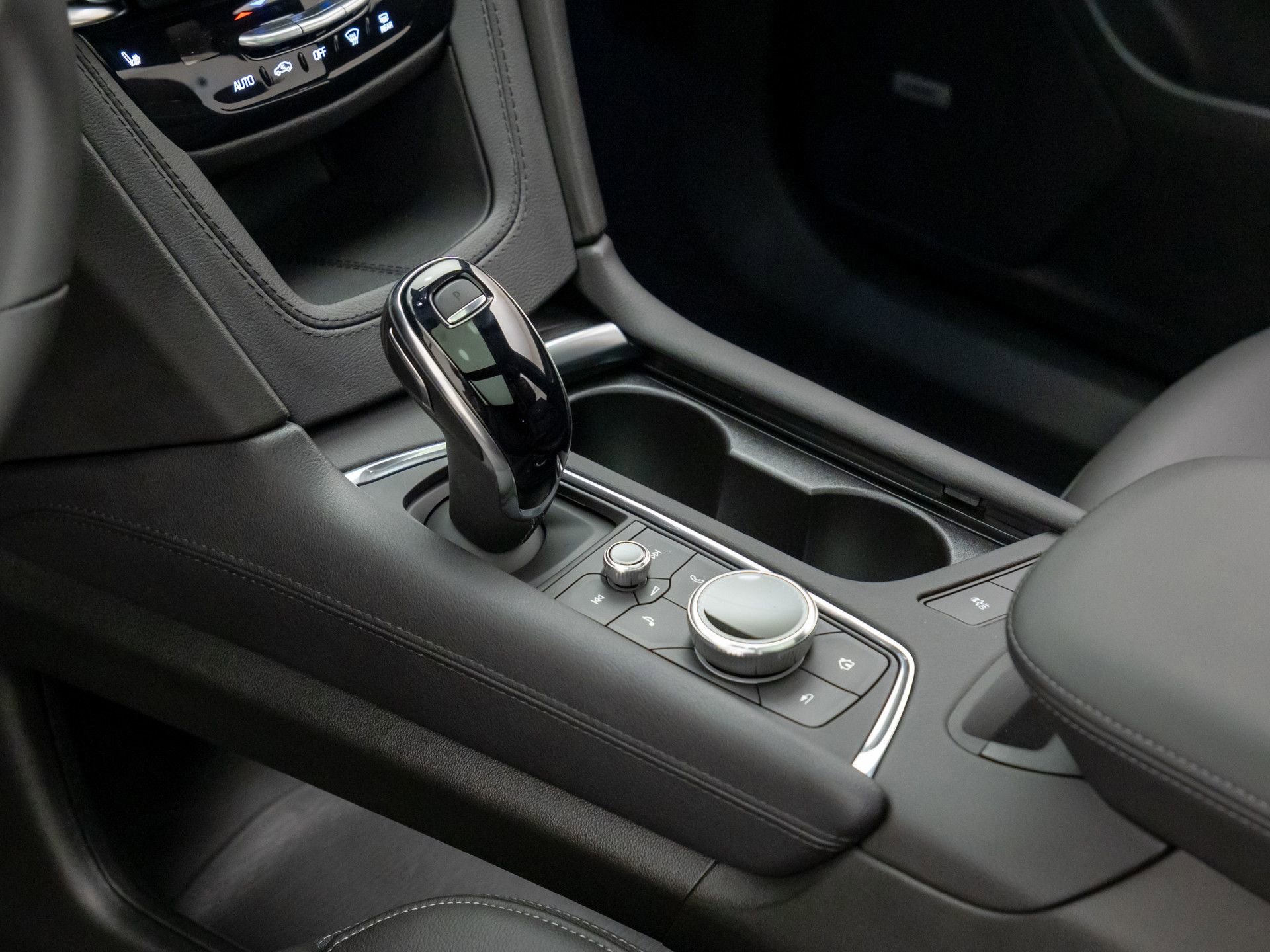 New 2025 Cadillac XT6 Luxury image 14