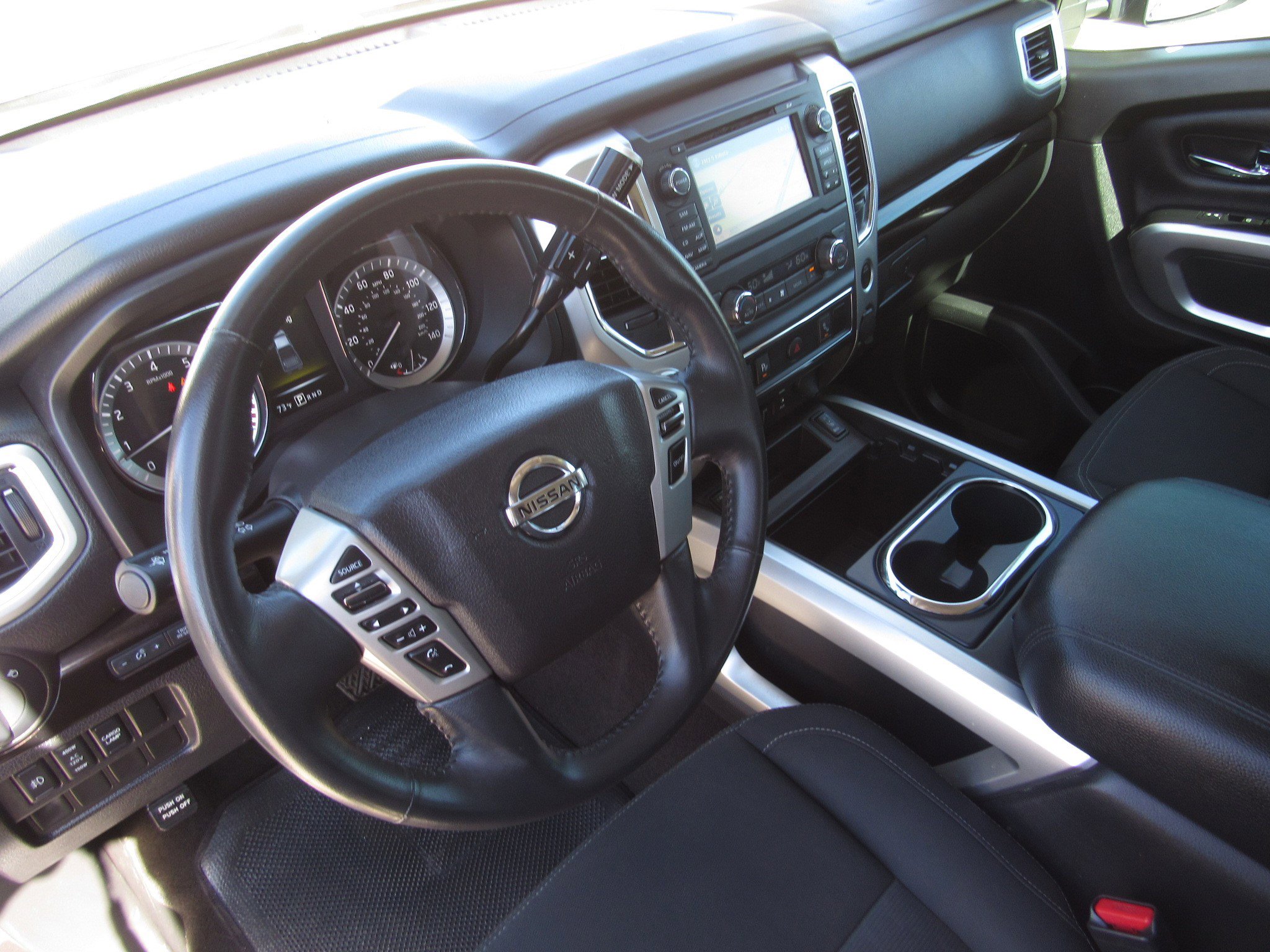 Used 2017 Nissan Titan SV image 15