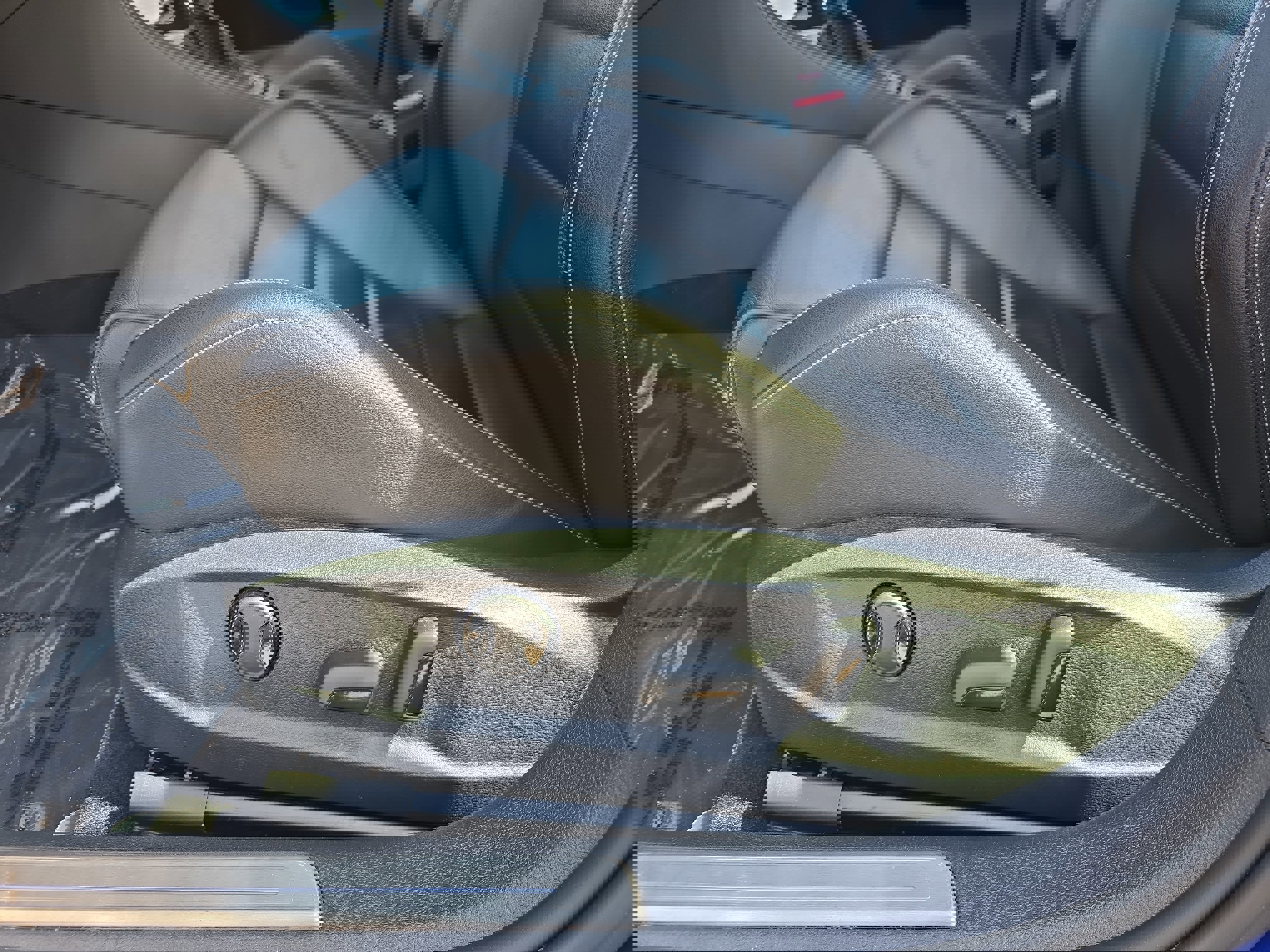 Used 2015 Volkswagen Golf R 4-Door image 30