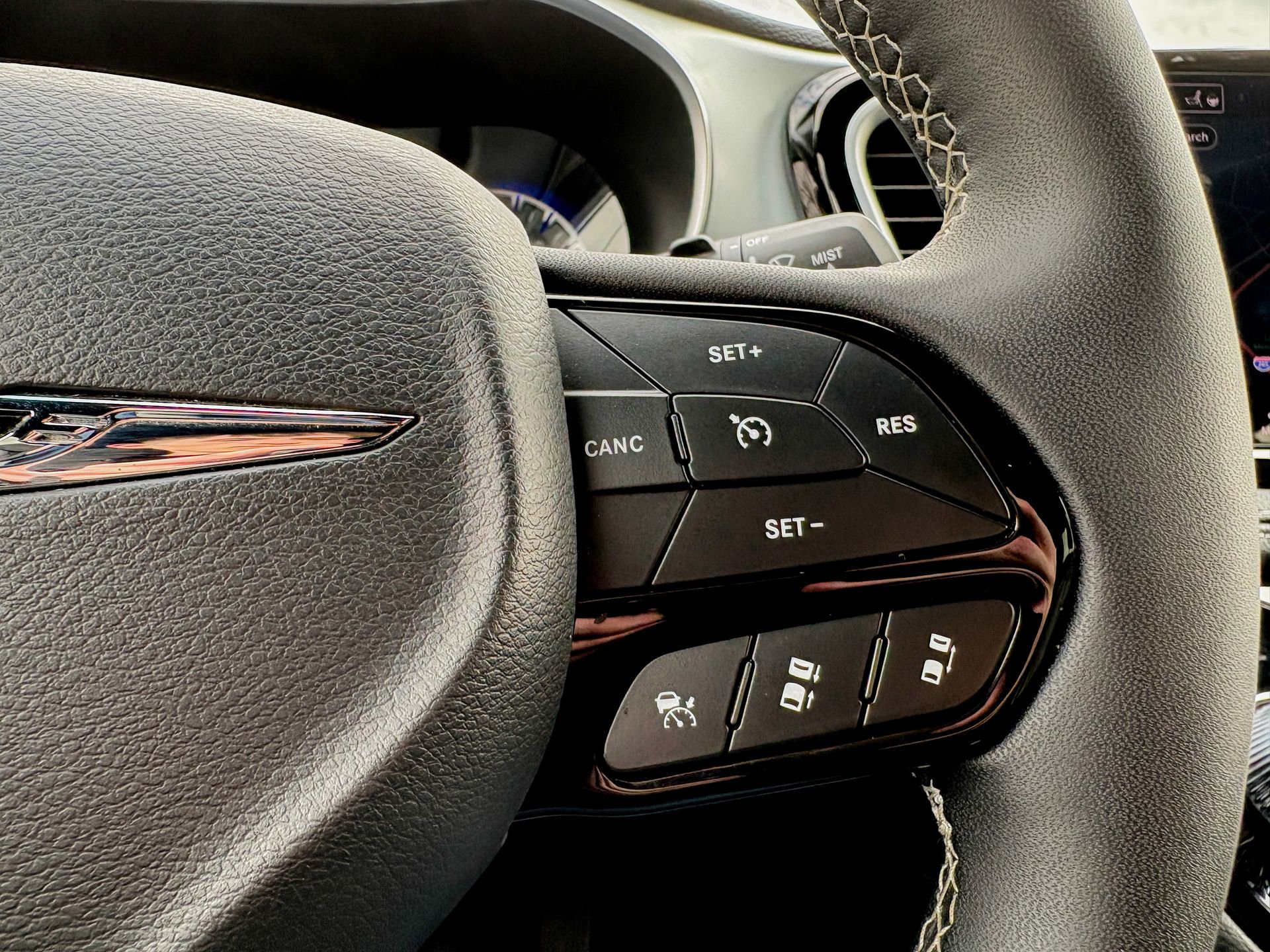 Used 2025 Chrysler Pacifica Limited image 26