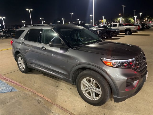 Used 2022 Ford Explorer XLT image 2