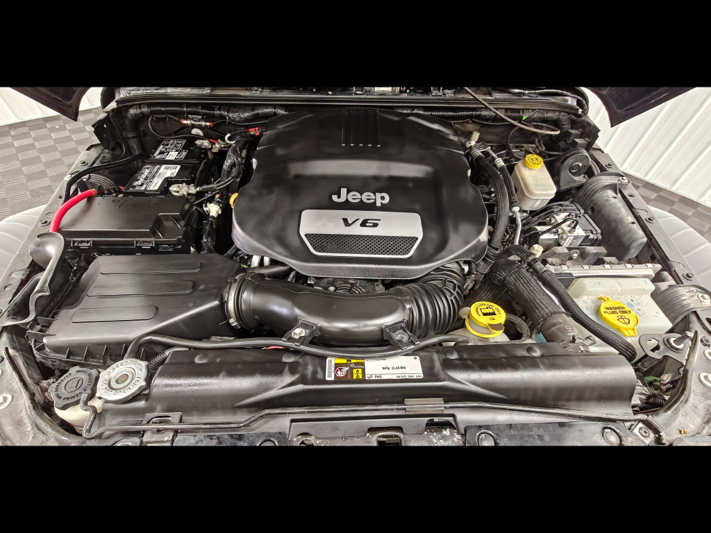 Used 2016 Jeep Wrangler Unlimited Sahara w/ Dual Top Group AWD/4WD image 38
