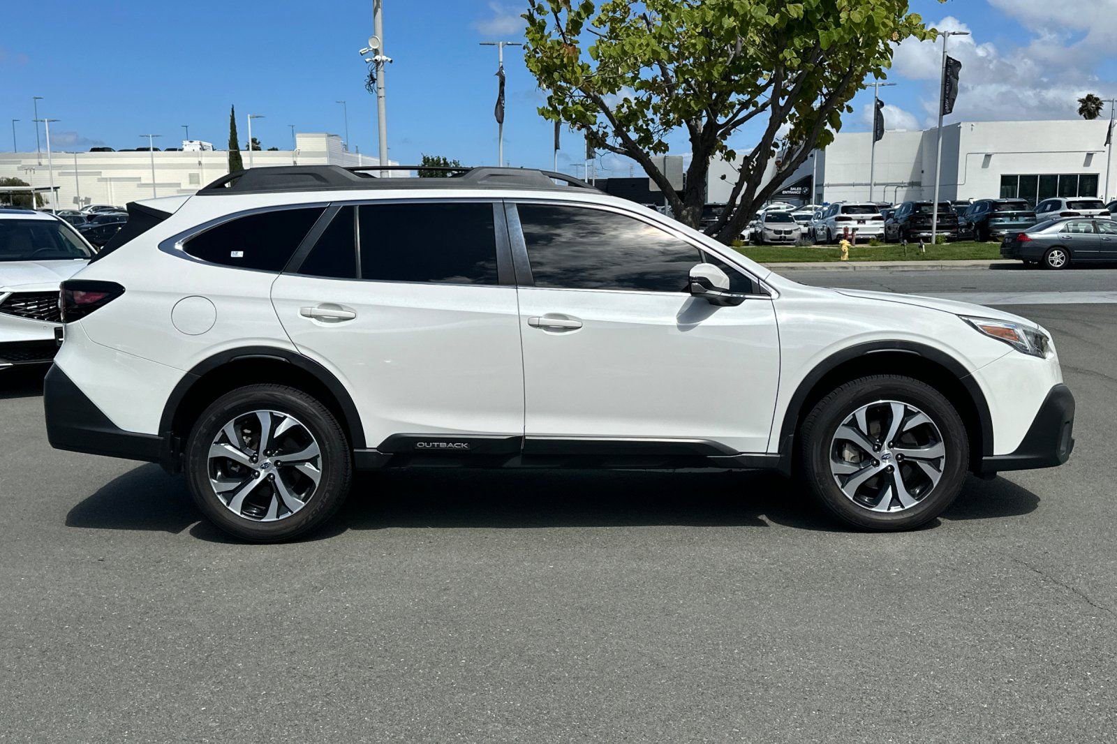 Used 2022 Subaru Outback Limited w/ Popular Package #2 AWD/4WD image 3