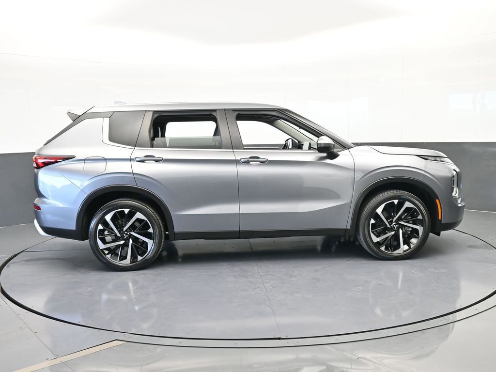 Used 2022 Mitsubishi Outlander SE image 7