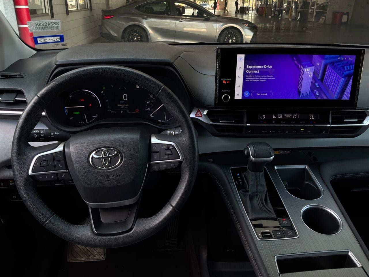 Used 2025 Toyota Sienna XLE FWD image 16