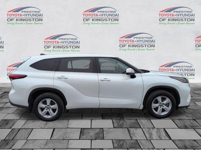 Used 2022 Toyota Highlander LE image 2