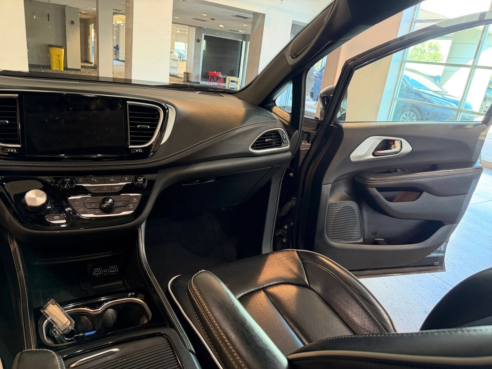 Used 2025 Chrysler Pacifica Limited FWD image 34