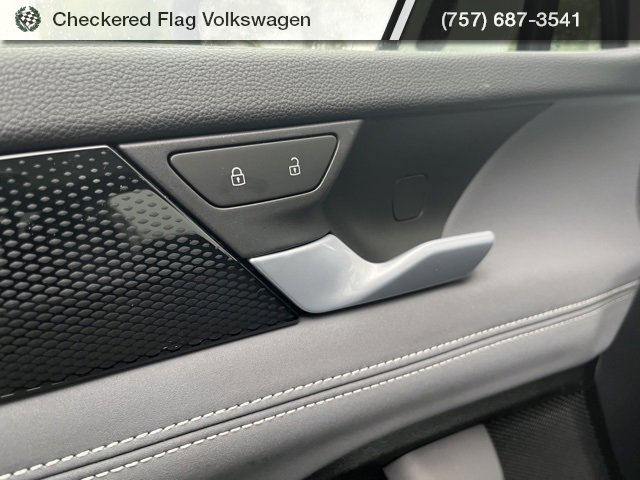 New 2025 Volkswagen Tiguan SE image 29