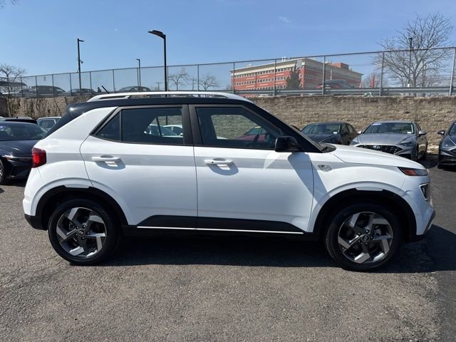 Used 2023 Hyundai Venue Limited image 3