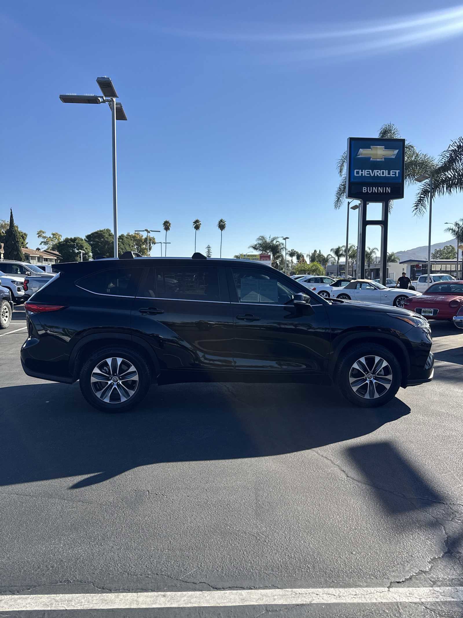 Used 2023 Toyota Highlander XLE image 2