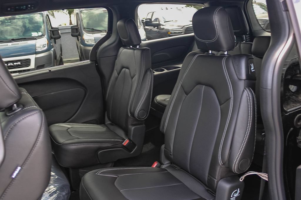 New 2027 Chrysler Pacifica Select FWD image 19