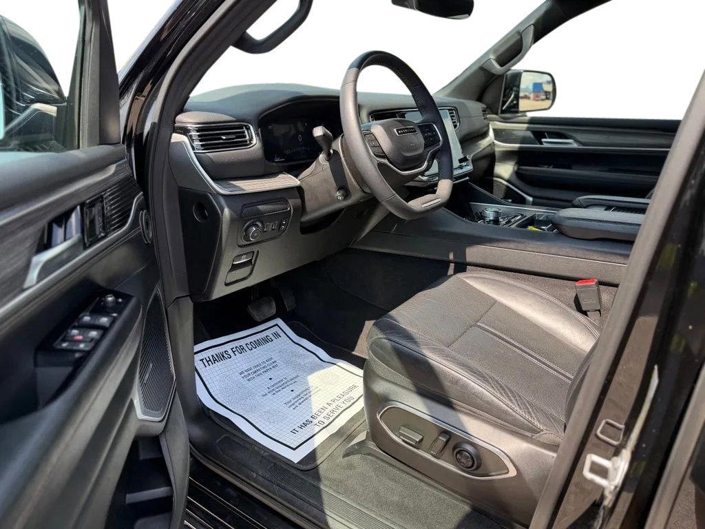 Used 2024 Jeep Wagoneer L Series II w/ Flexible Seating Group AWD/4WD image 12