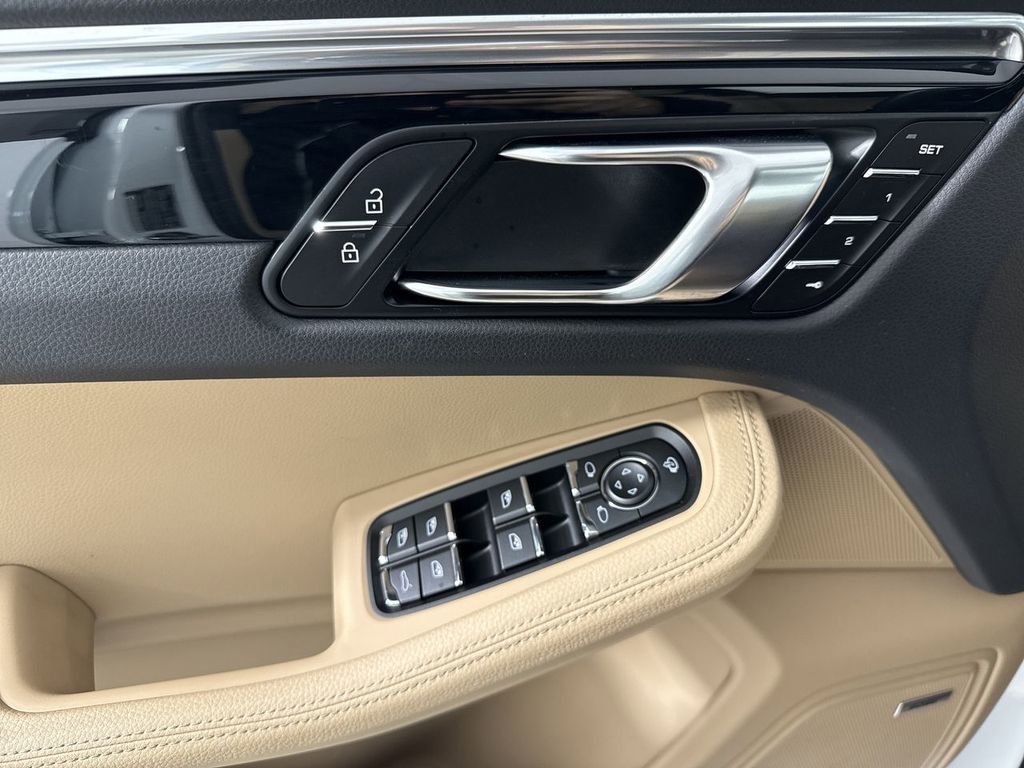 Certified 2025 Porsche Macan image 34