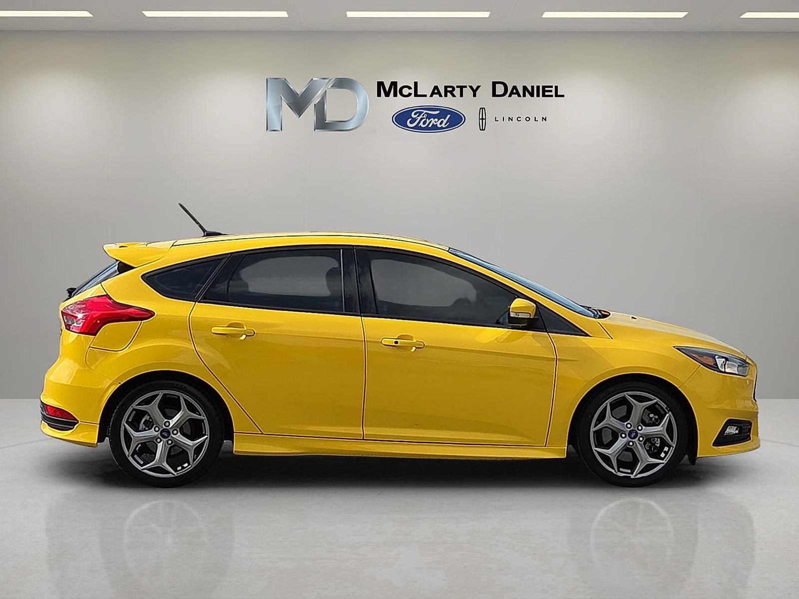Used 2018 Ford Focus ST FWD image 6