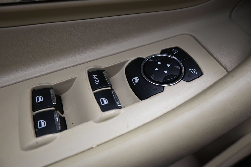 Used 2013 Ford Taurus SEL FWD image 12