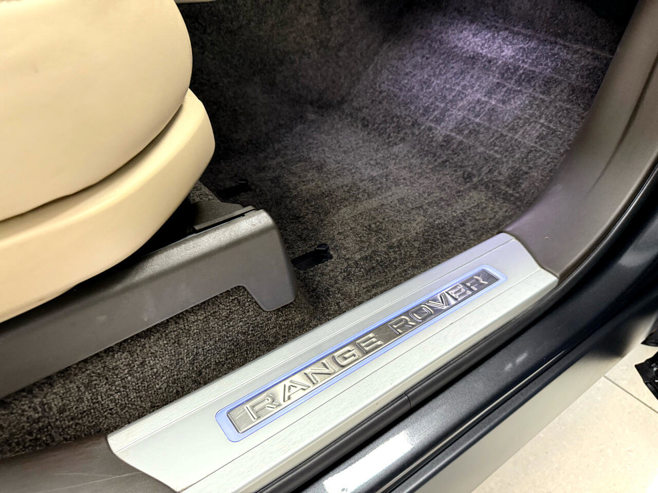 Used 2020 Land Rover Range Rover HSE image 32