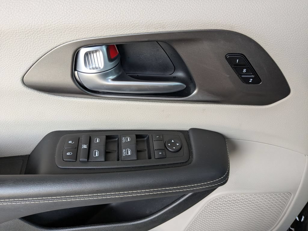 Used 2024 Chrysler Pacifica Touring-L FWD image 26