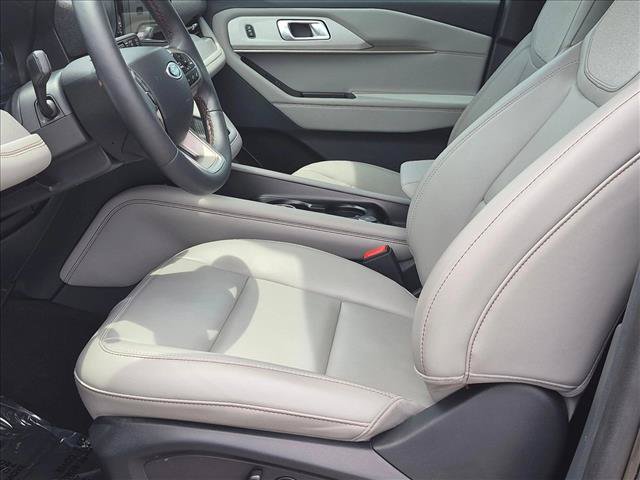 Certified 2025 Ford Explorer Active w/ Active Comfort Package RWD image 15