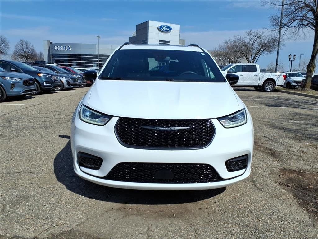 Used 2024 Chrysler Pacifica Touring-L w/ S Appearance Package image 8