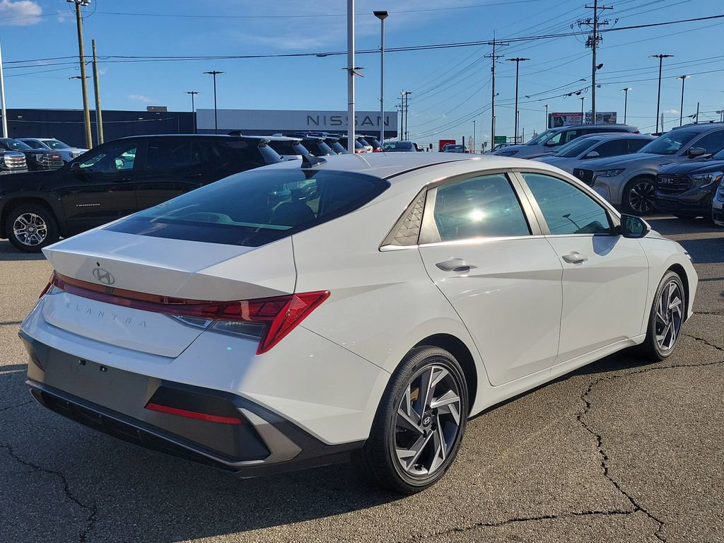 Used 2025 Hyundai Elantra SEL image 4