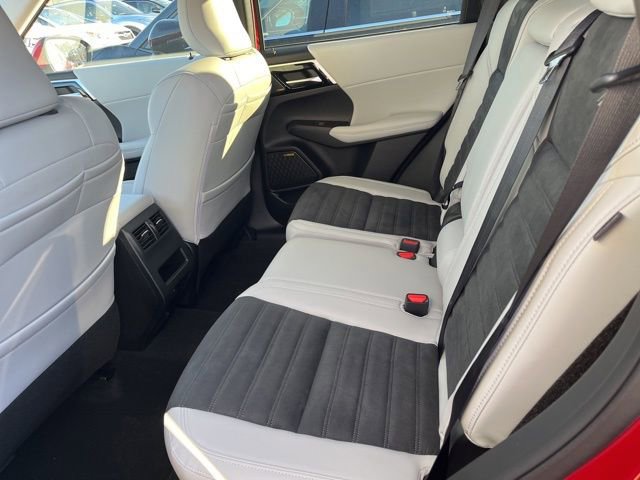New 2025 Mitsubishi Outlander SE image 17