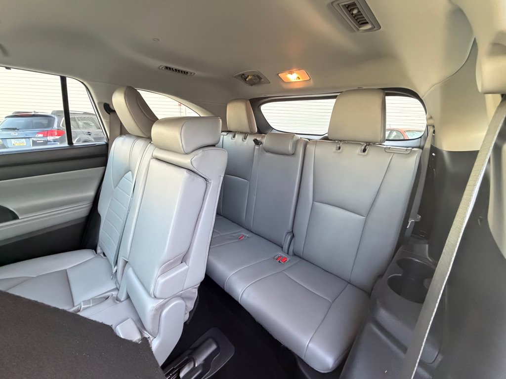 Used 2022 Toyota Highlander XLE AWD/4WD image 18